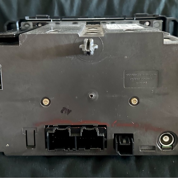 CHEVROLET AVALANCHE 1500 AM FM CD PLAYER RADIO RECEIVER - Picture 3 of 4